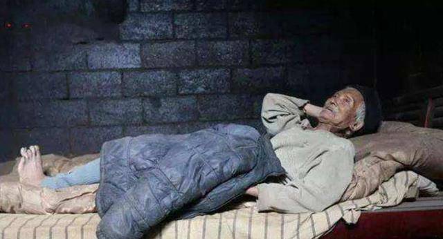 爷爷去世2年后,乖孙子指着坟上的一棵树喊爷爷,父亲赶来磕头_小天