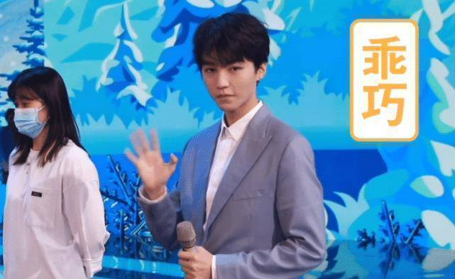 原创王俊凯等关晓彤彩排迟到也不生气小凯主动打招呼生图也是巴掌脸