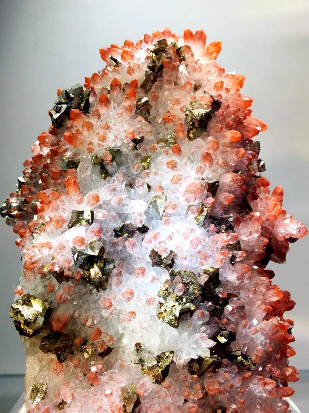 与红水晶共生的黄铜矿03金云母金云母,通常为片状,可以沿着解理剥成一