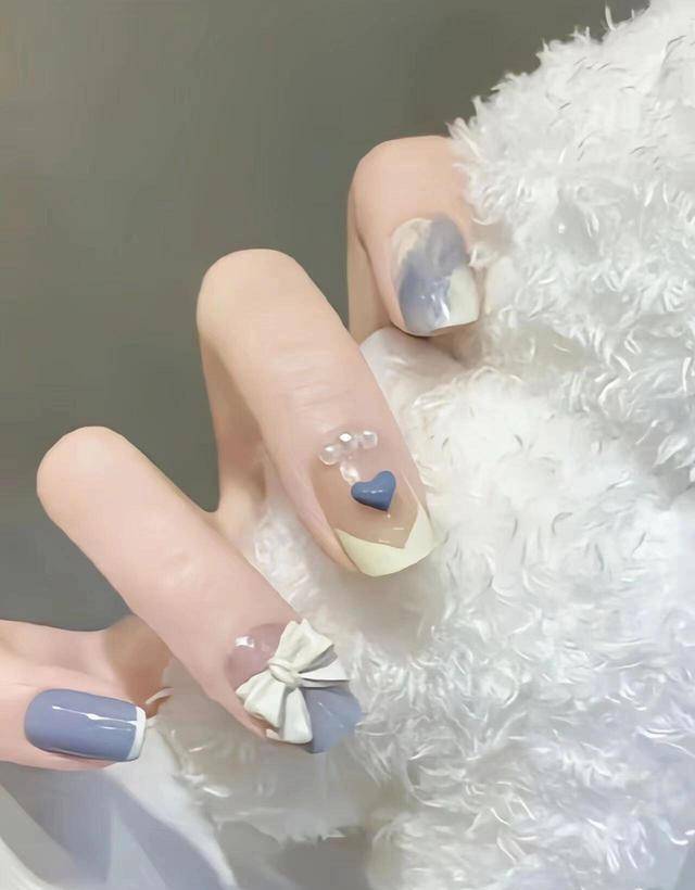 原创2024年最火美甲色彩蓝色美甲让你的指尖如天空般明朗