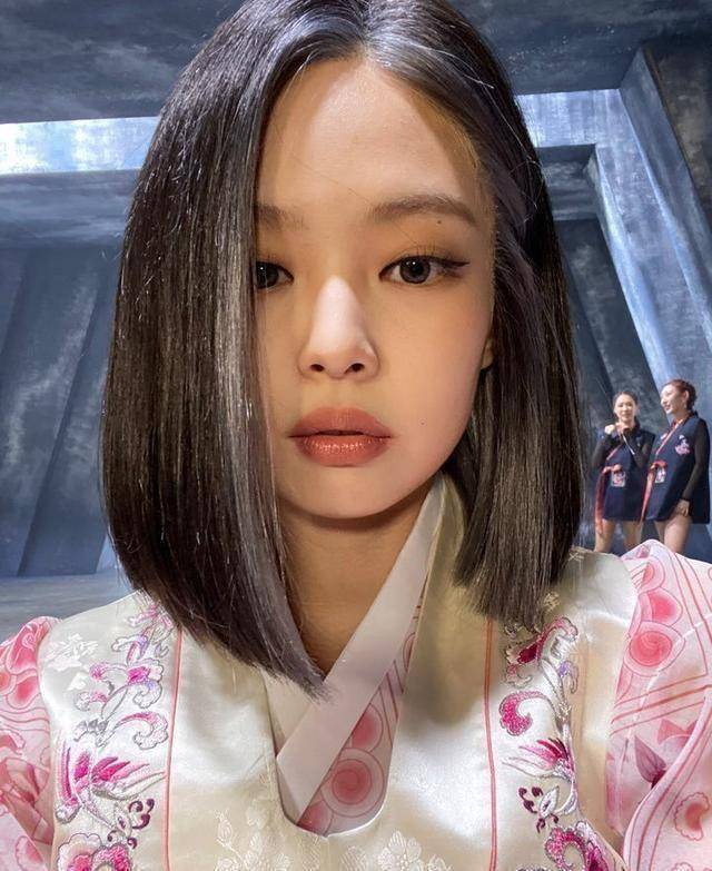 jennie应援黄大宪央视图片