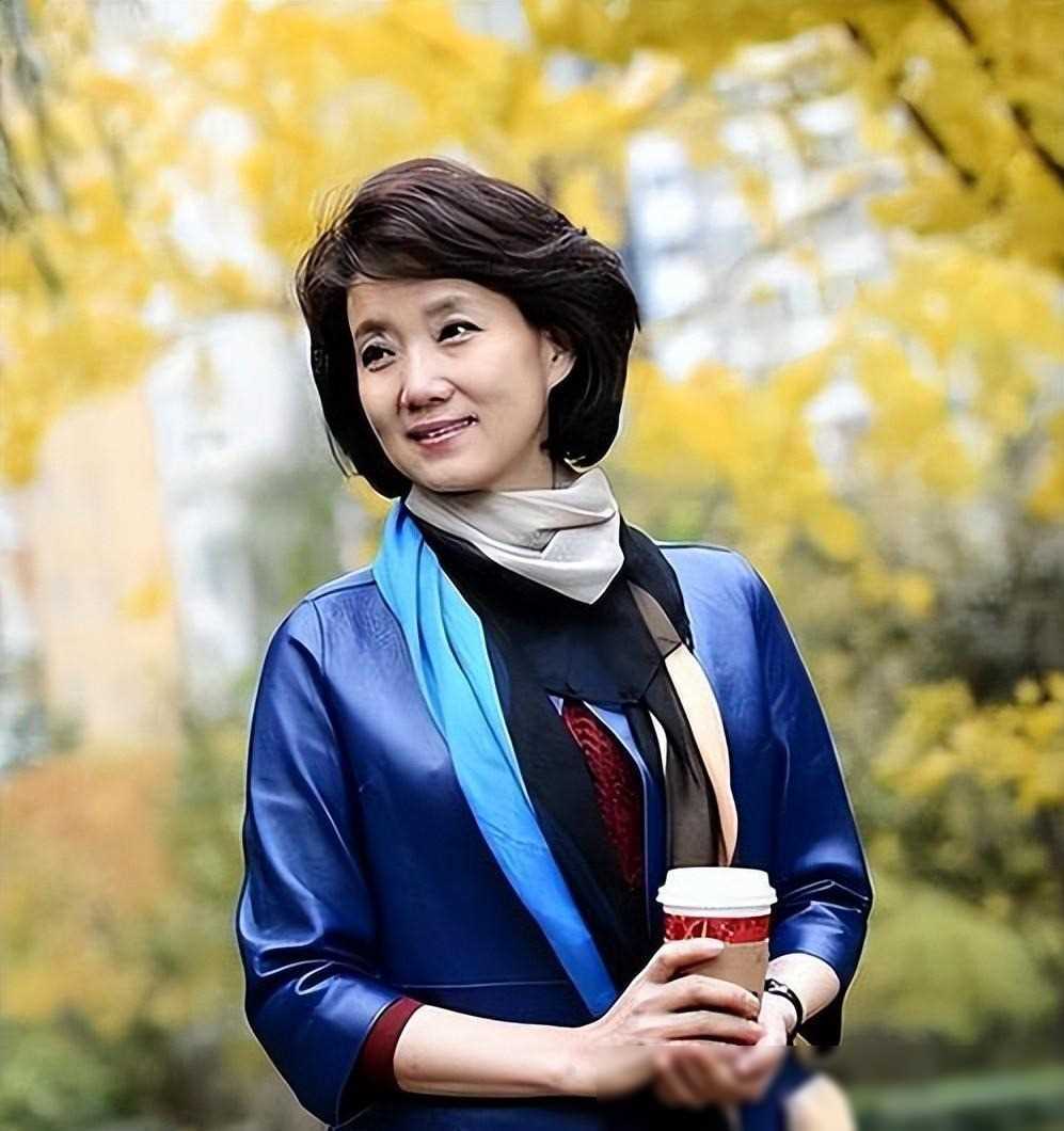 央视女主持李修平:获金话筒主持奖后再婚,42岁展现绝美风采