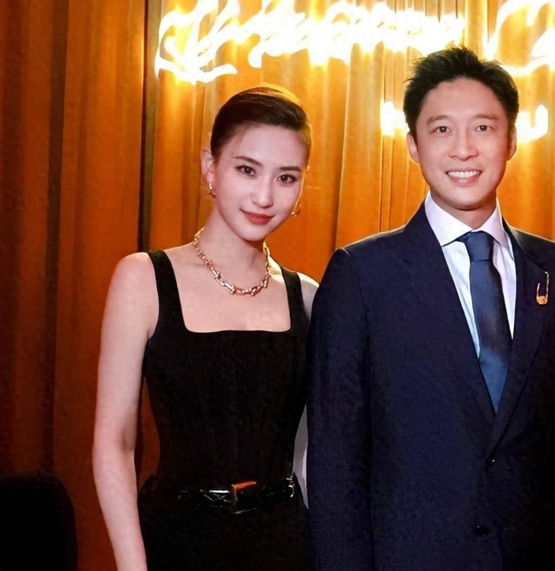 何超莲霍启山再同框网友热议不断这才是娱乐圈的颜值情侣