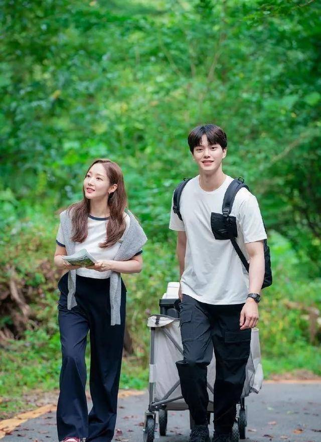 jtbc周末剧气象厅的人们公开新剧照朴敏英宋江露营约会
