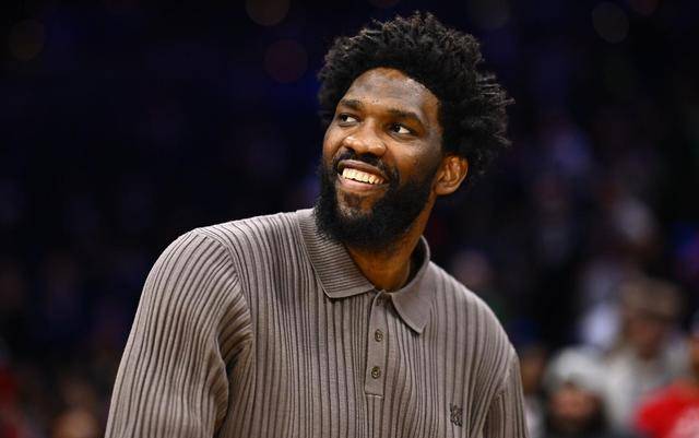 我们可以看到恩比德状态良好,恢复了他标志性的脏辫发型