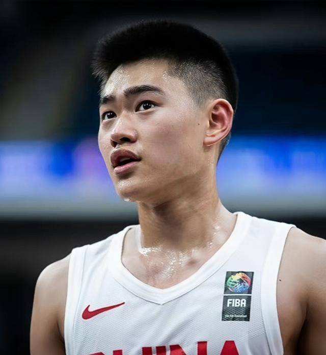 中国男篮未来之星潜力无穷的新生代球员崭露头角