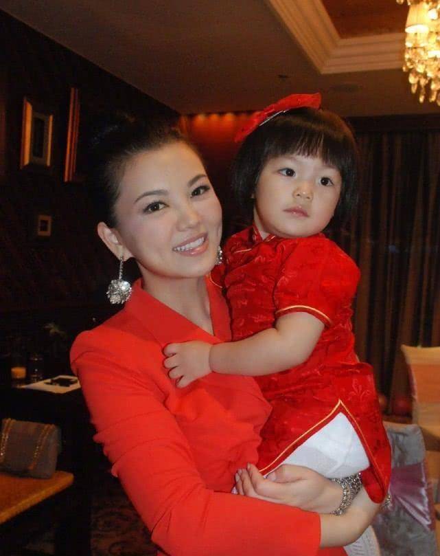 李湘分享幸福生活,老公和女儿一起出镜,王诗龄都长到爸爸肩膀了