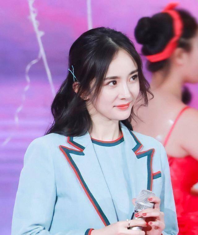 杨幂亮相五四晚会,与小3岁魏大勋穿"情侣装"同台献唱!_首歌_梦想_女性