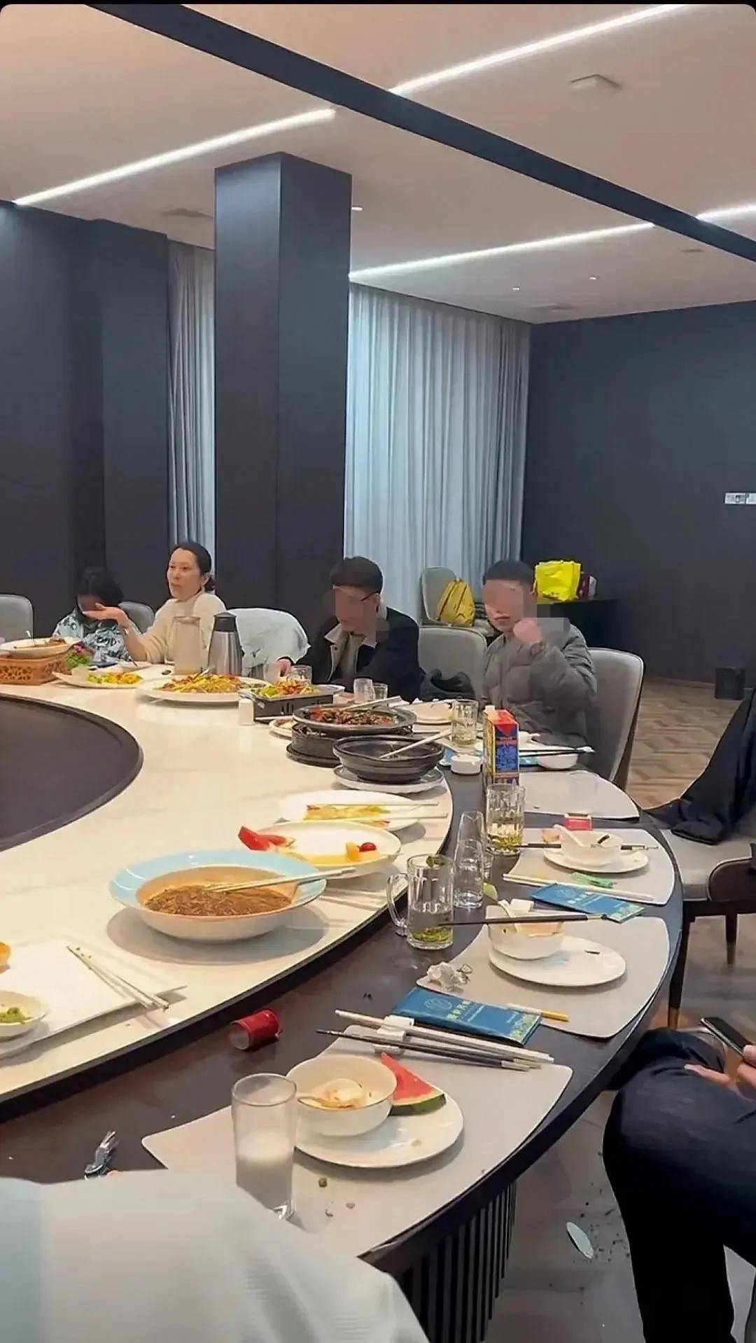 原创海清回乡祭祖跟亲友素颜合影不遮掩发际线太高比长辈还显老跟精修