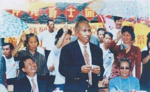 中国农民早年被骗出国多年后儿子成国家总理访问中国回乡祭祖