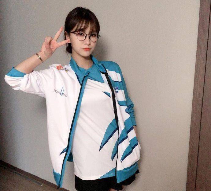 lck美女主持身穿nuguri队服,颜值惊艳网友酸了_李哥_选手_互动