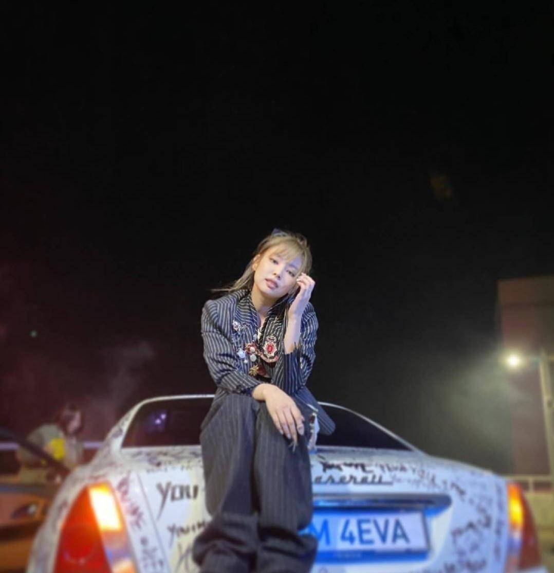 原创jennie换风格黑色上衣配薄纱裙复古甜美这造型好看极了