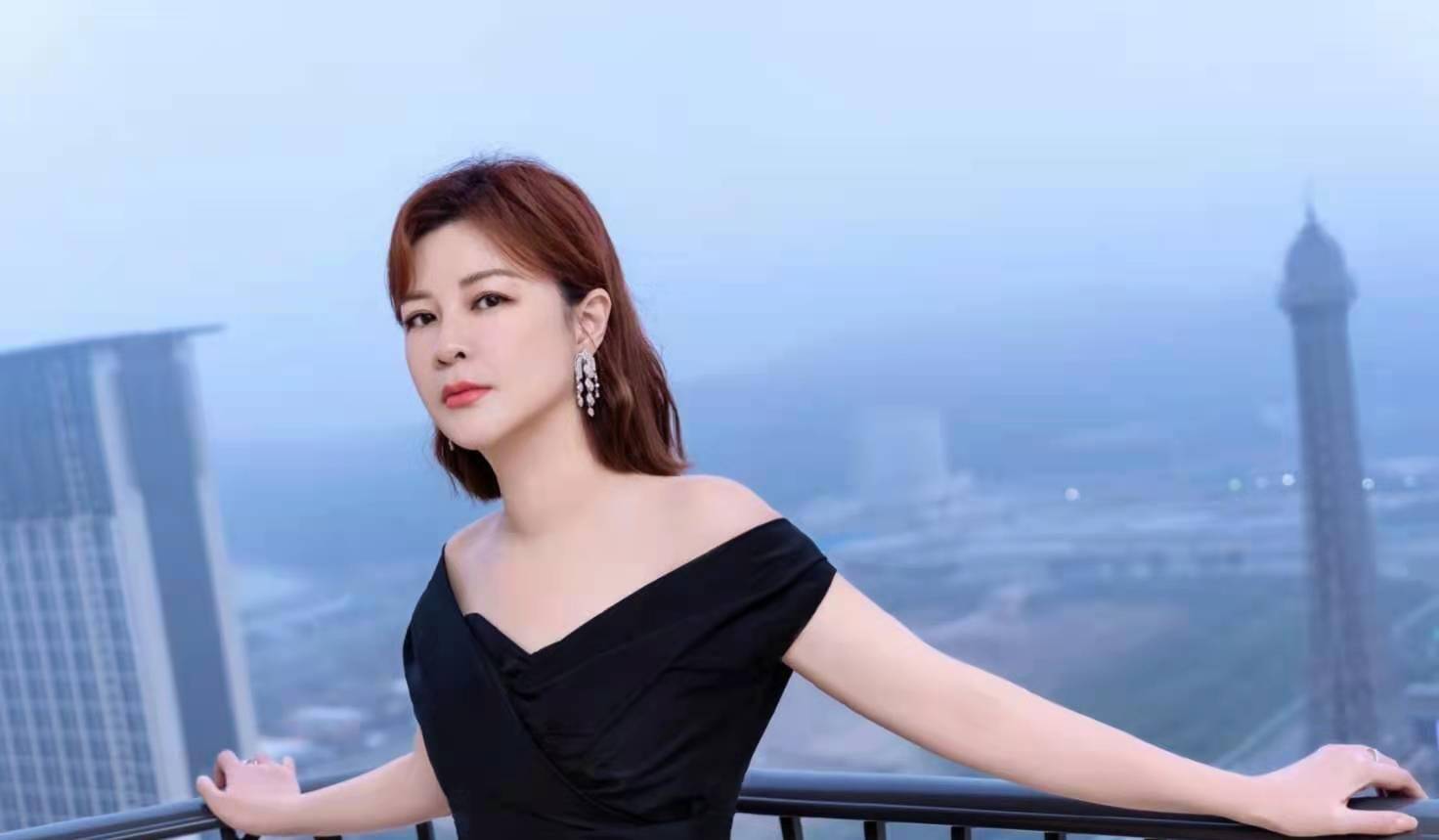 原创杨紫参加活动脸部未消肿生图再次撞脸杜华真的不是亲姐妹