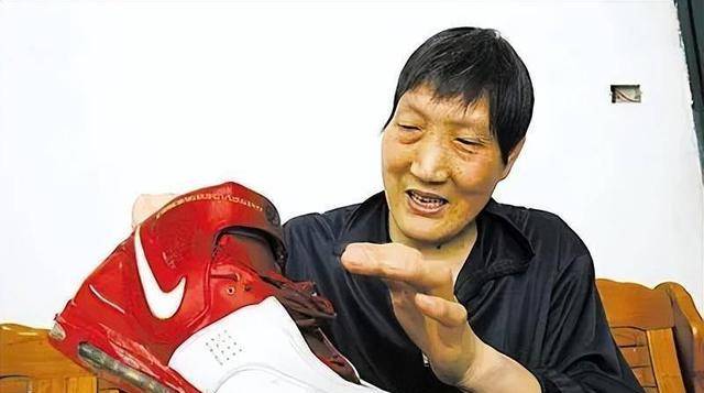 原创穆铁柱的最后一天在健身器材上蹬自行车随后运动缓慢逐渐瘫倒