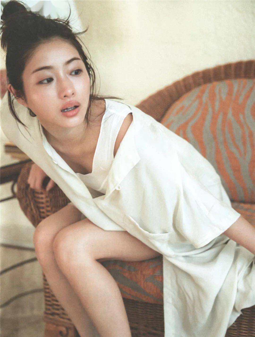 石原里美的相貌不仅出众,她苗条的身段也是她美丽的一个组成部分.
