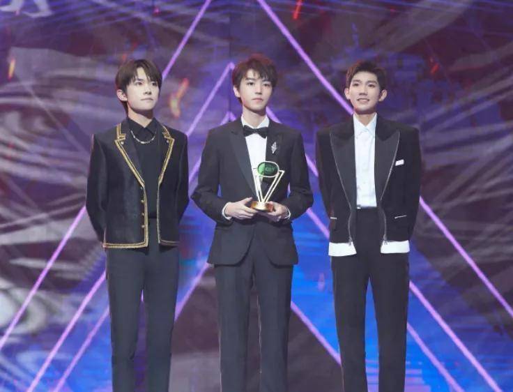 tfboys终合体,王源的鞋子跟易烊千玺王俊凯都不一样,暴露身高