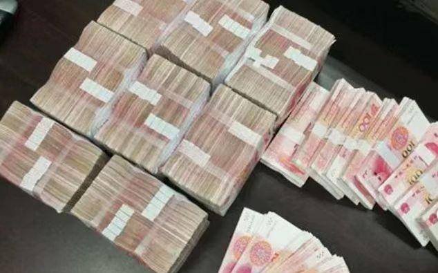 原创2015年俩小偷入室盗窃一掀床板发现162万巨额现金结果如何