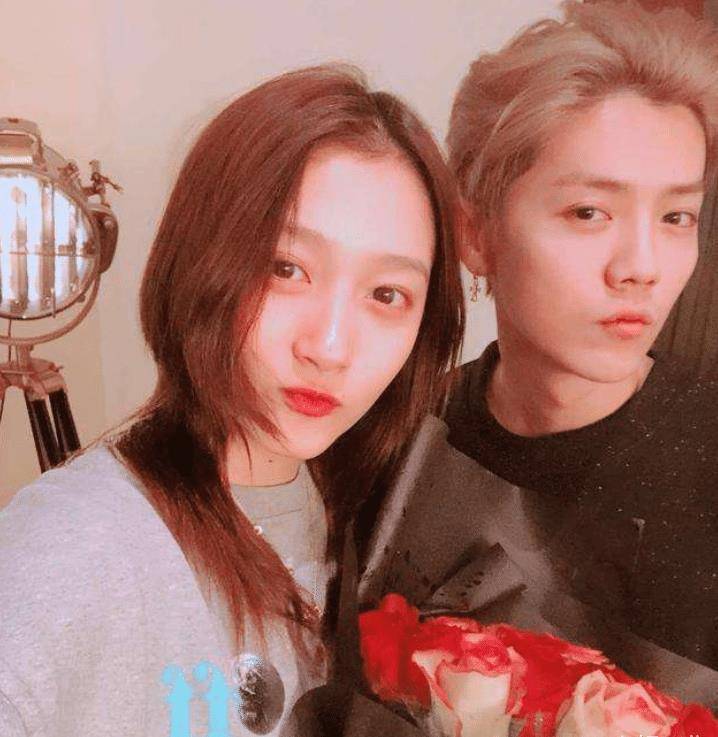 内容十分简单,但是言语却藏不住的骄傲和甜蜜,冲着鹿晗四年不变秀恩爱