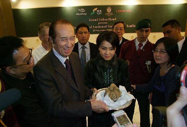 随后司徒玉莲在赌王何鸿燊的帮助下,在澳门迅速站稳脚跟,并且开始了她