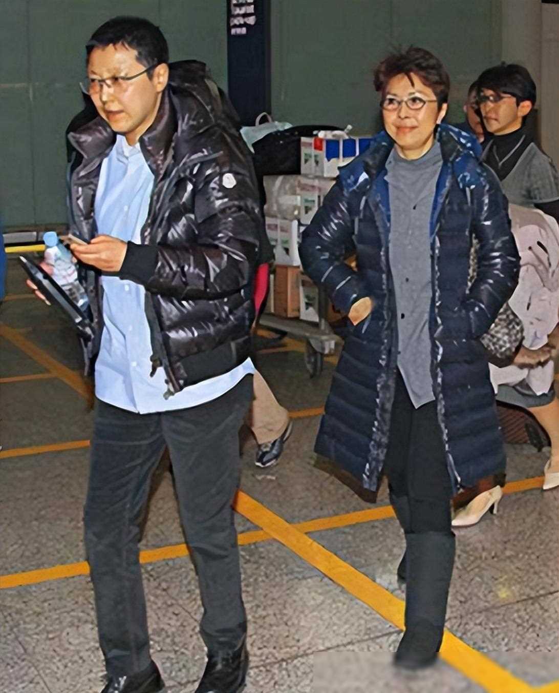 关菊英与同性爱人首次公开亮相手包彰显贵气恩爱十几年