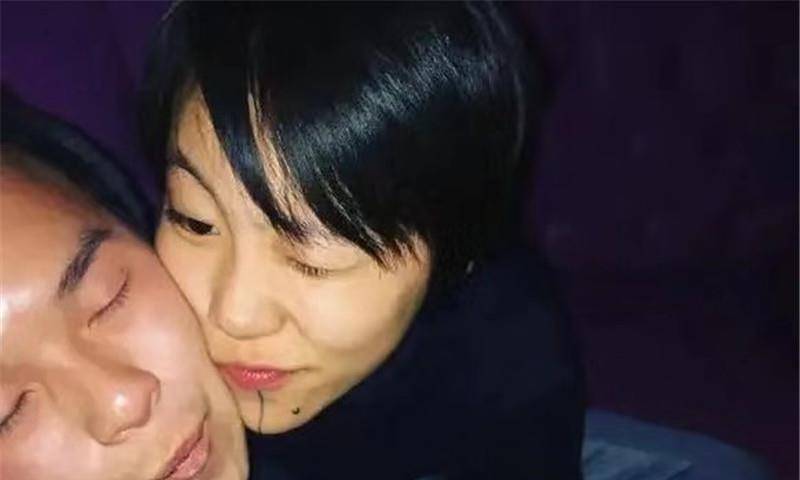 原创新恋情王菲女儿窦靖童与一男子穿情侣装照片合影十分亲密