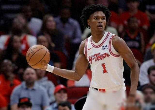 即便是其他球队的新秀,如雷霆队的切特-霍姆格伦,马刺队的文班亚马,也