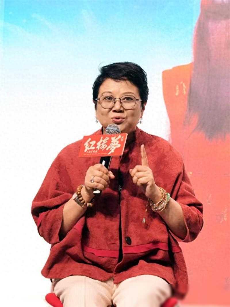 肖英教授对导演胡玫选择年轻演员来演绎《红楼梦》一事表示肯定.