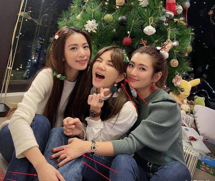 原创she组合罕见同框三人状态神似18岁少女但拍照动作更亮眼