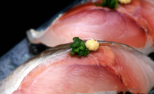 用现代技术加工后的鲭鱼罐头味道还是很好的,茄汁鲭鱼,酸酸甜甜,肉质