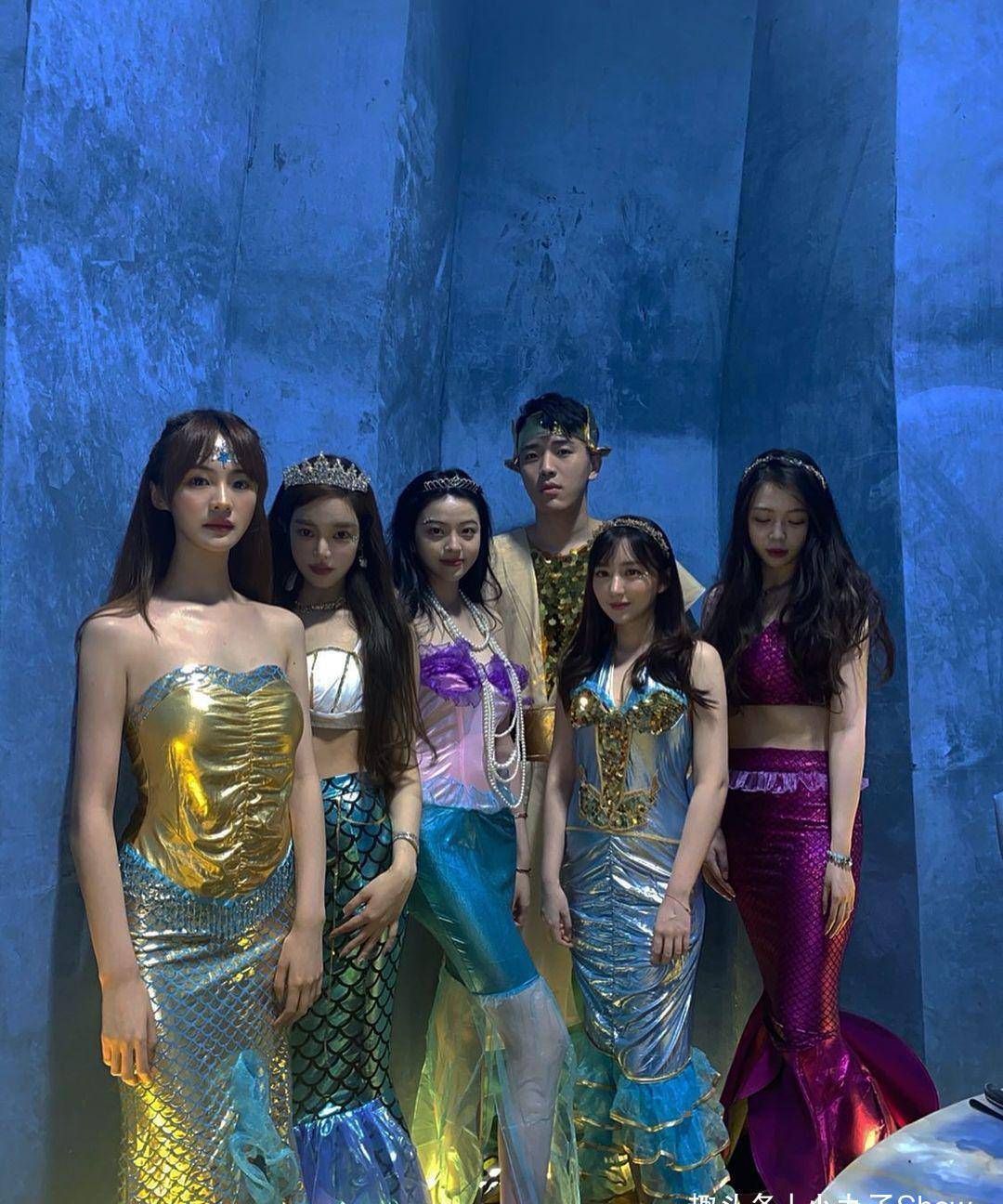 华谊千金王文也cos美人鱼,紧身鱼尾裙秀身材,头戴皇冠气质好