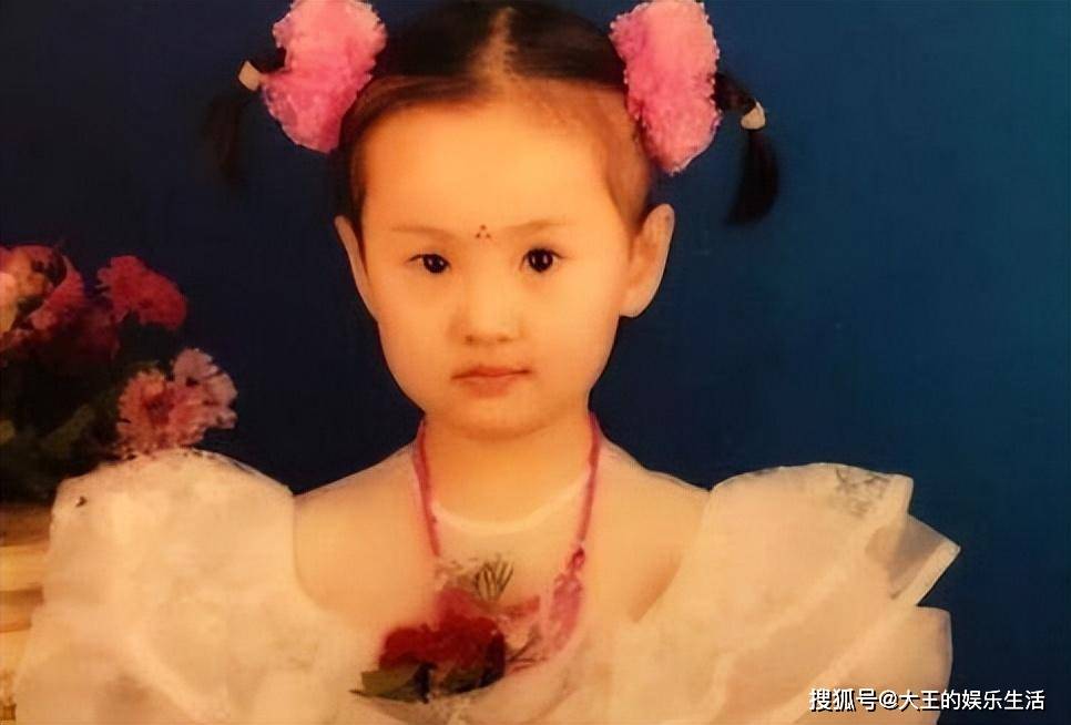 放弃追梦,回归家庭的她意外发现自己的女儿十分清秀可爱,无法继续追梦