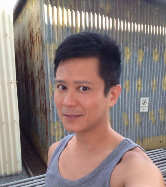 汤俊明毕业于1993年的第六期艺员训练班,同届的有傅明宪,蔡子健