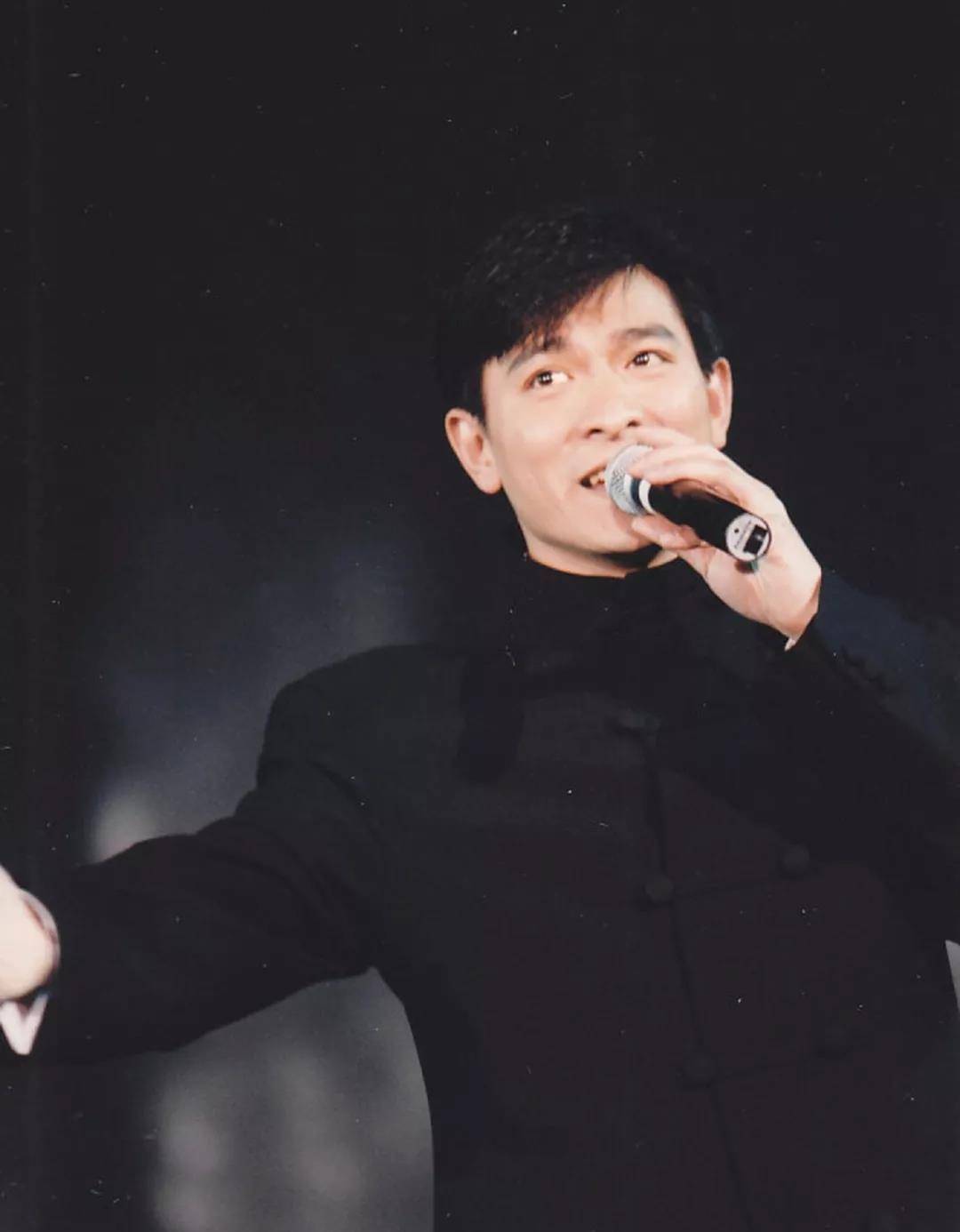 原创刘德华直播破亿出道40年他为何是顶级流量离不开这三点