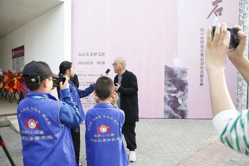 画家陈中林接受旗帜小记者专访开幕式由中国文化艺术发展促进会美术馆
