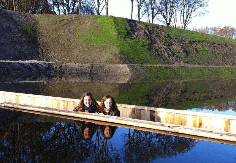 就在地处欧洲的荷兰,水下居然有一座桥.