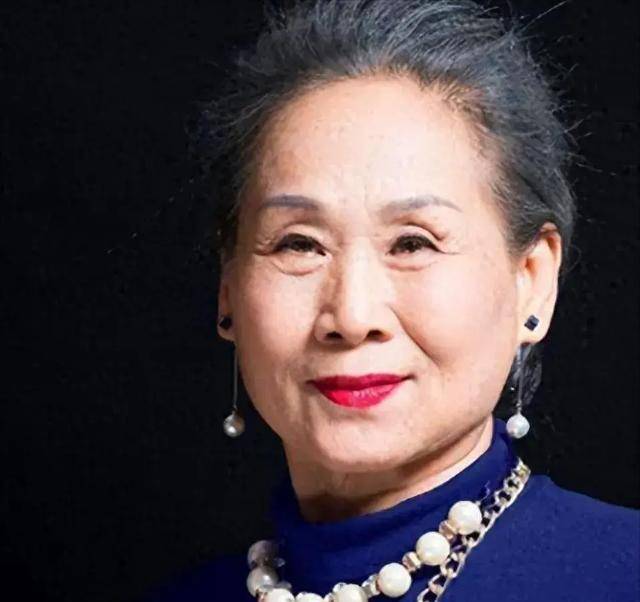 60岁被亲儿子带入演艺圈,73岁成"百亿老太",现在比儿子还要红_苇青