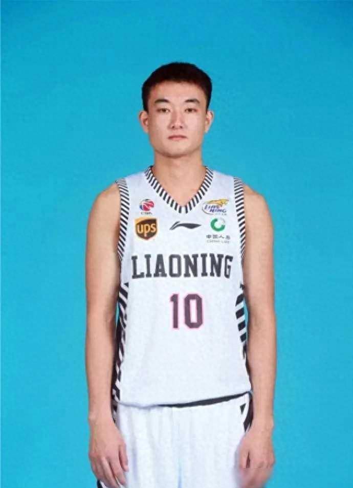 的王鹏,他身高192cm,体重85kg,年仅23岁,但他的篮球天赋让人眼前一亮