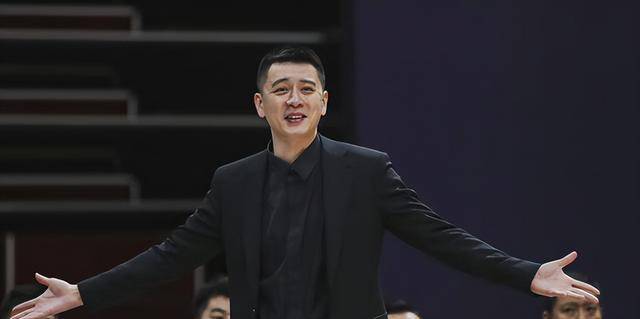 辽宁男篮轻取宁波第三次摘得cba常规赛冠军杨鸣喜获利好