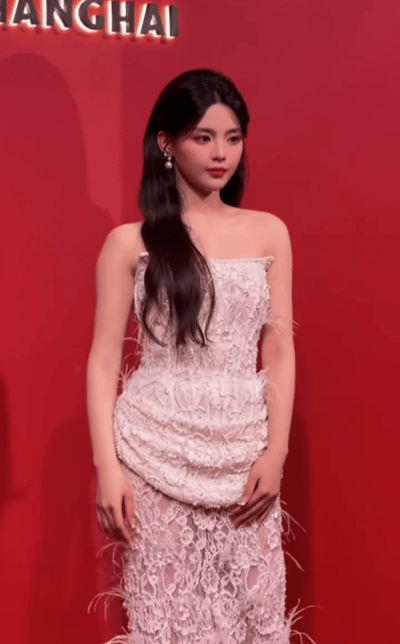 原创杨颖风波后内娱首秀穿中式旗袍出席与杨超越同框待遇差距明显