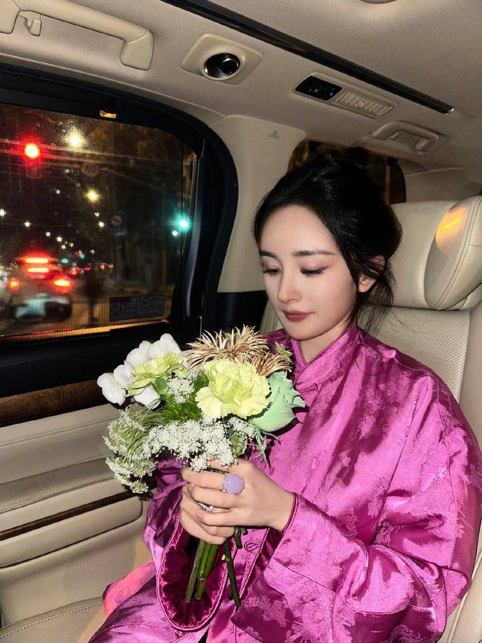 杨幂穿新中式粉色外套显雍容托腮垂眸举花美艳动人