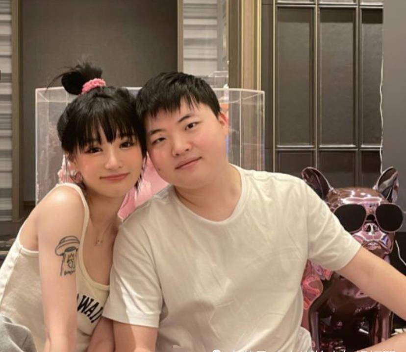 最近,他们还在平台上放了两人的恩爱庆祝照,照片中uzi和女友被鲜花