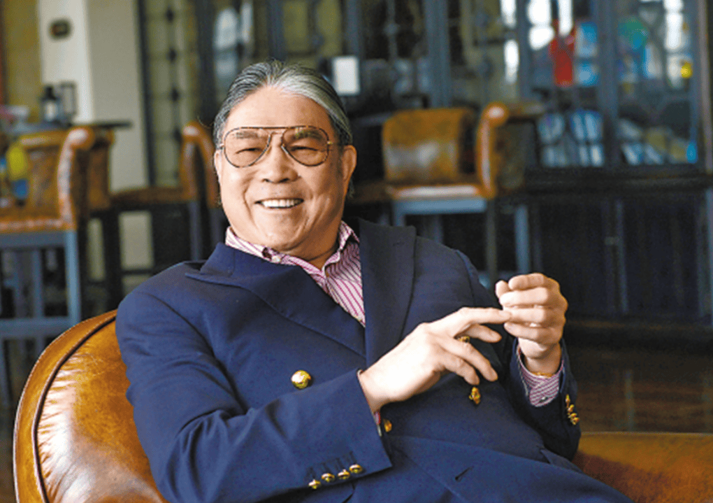霍震霆和长子一家五口合影霍启刚与大女儿戴棒球帽父女太像了