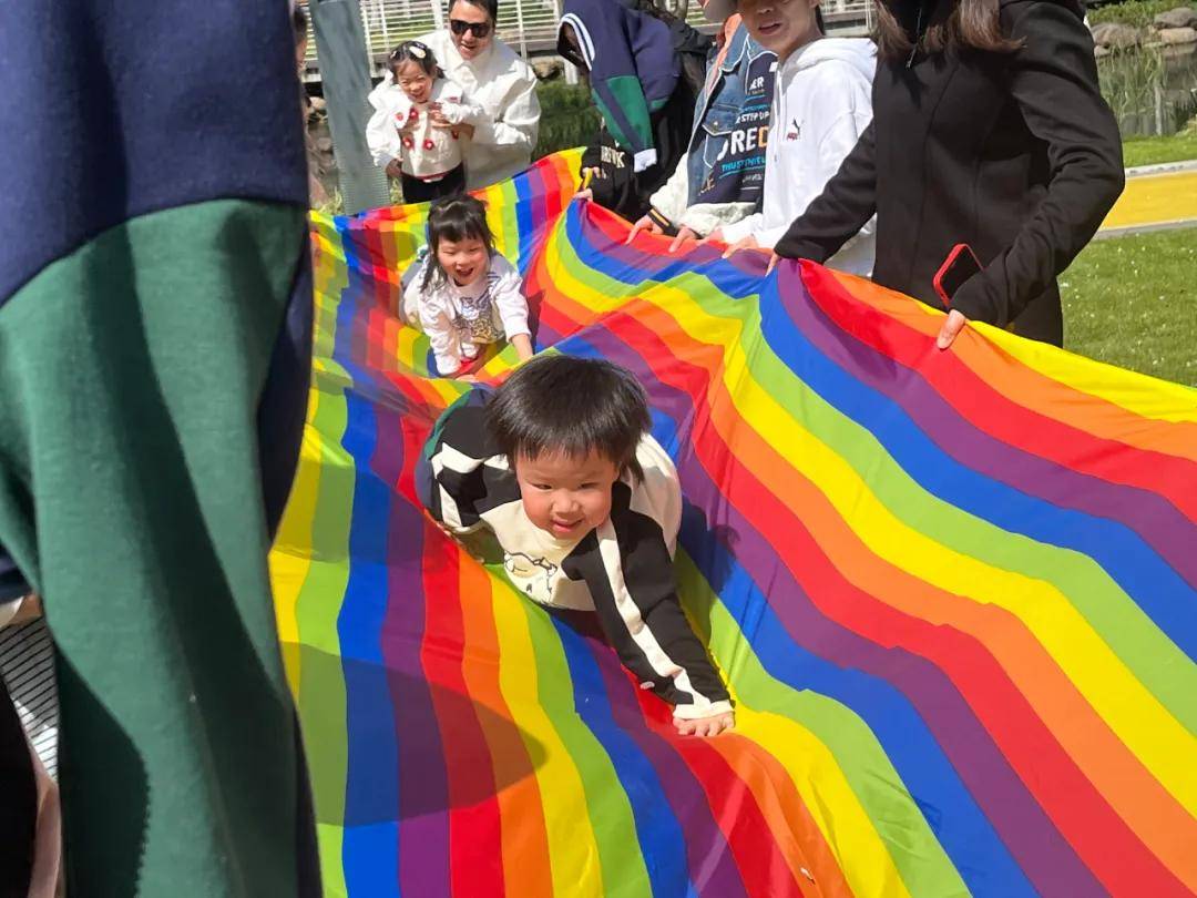 01奇妙溜溜布春日的暖阳映晒着小朋友们童