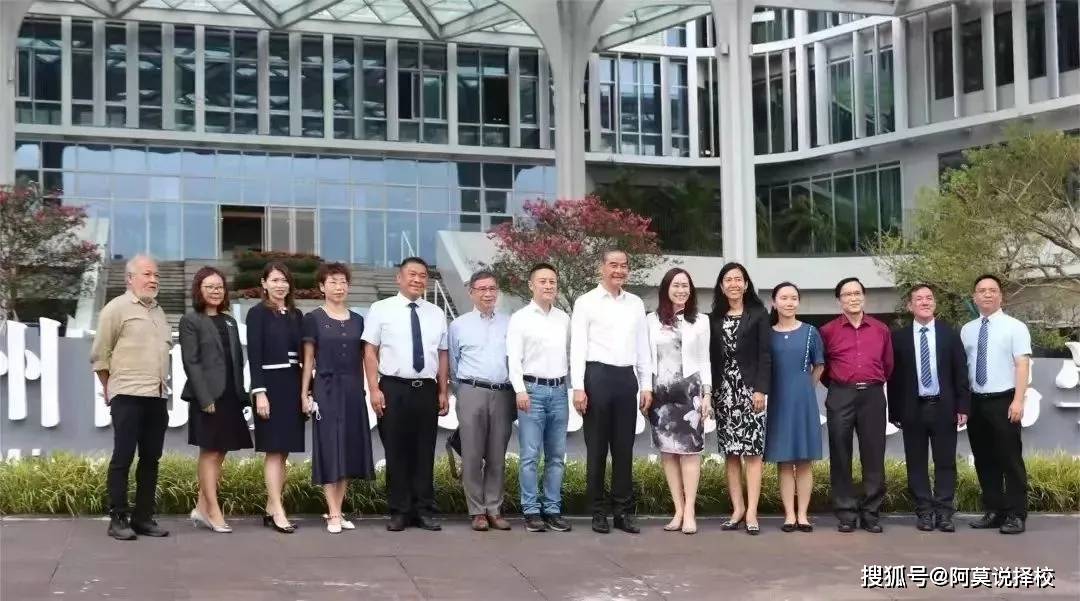 原微软公司行政副总裁,还有香港科技大学(广州)创校校长,圣保禄学校