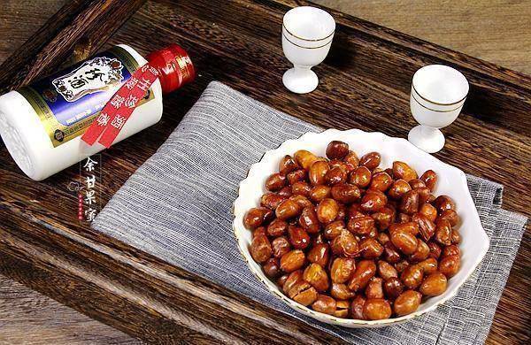 半碟下酒菜1瓶小珍酒菜肴经典酥脆朋友把酒也给我满上