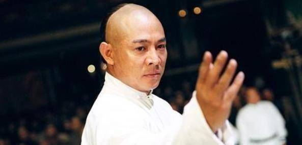 原创原创57岁李连杰久违露面疾病缠身身材发福走样曾向妻子交代后事