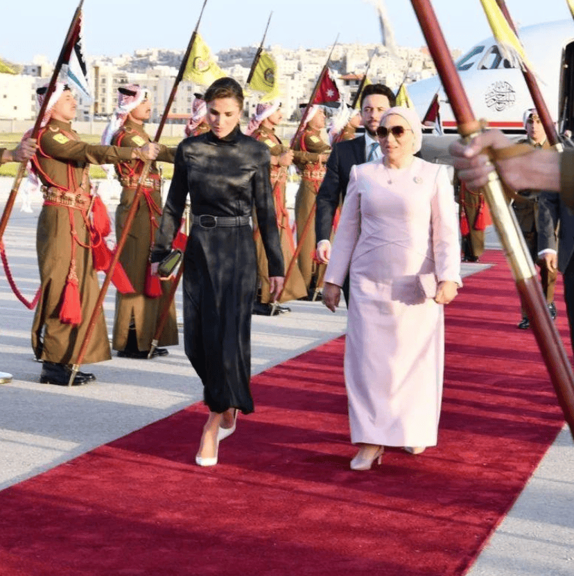 原创约旦王后越来越年轻穿红与黑拼色裙出席开斋节可是抢足了风头