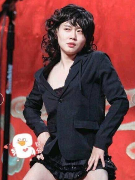 郭麒麟拌上花旦的妆容谁能看出这是郭麒麟,眼含秋水,高耸的鼻梁,不说