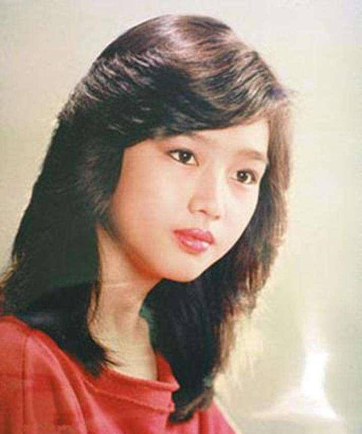 原创被天王藏了23年46岁诞下一女朱丽倩嫁刘德华后受了多少委屈