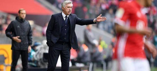 在更衣室内,只有四五名球员是支持他的,这与他离开皇马的时候大不一样